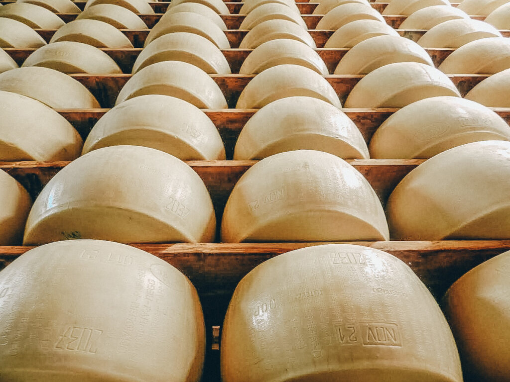 Forme Parmigiano in un caseificio a Parma